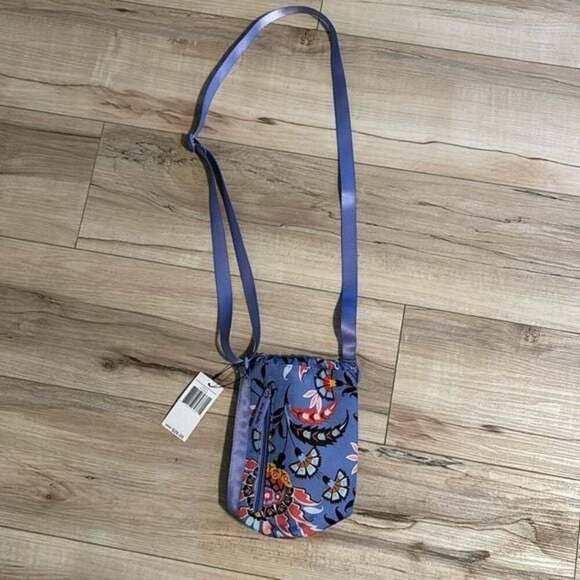Vera Bradley Handbags - NWT Vera Bradley Lighten Up Water Bottle Crossbody